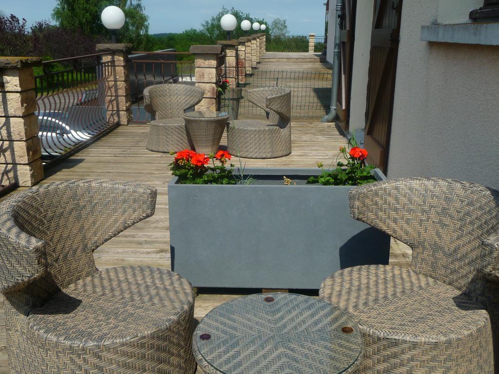 Logis La Rose Des Vents Volvic Exterior foto