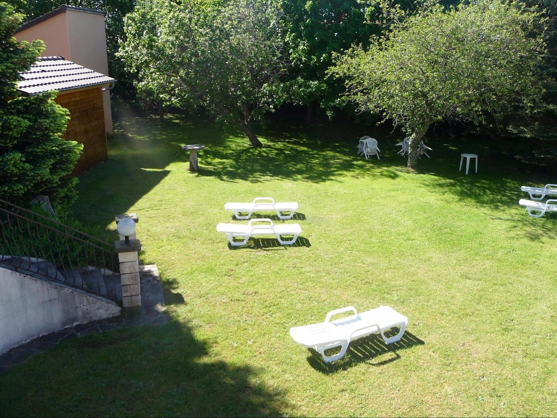 Logis La Rose Des Vents Volvic Exterior foto