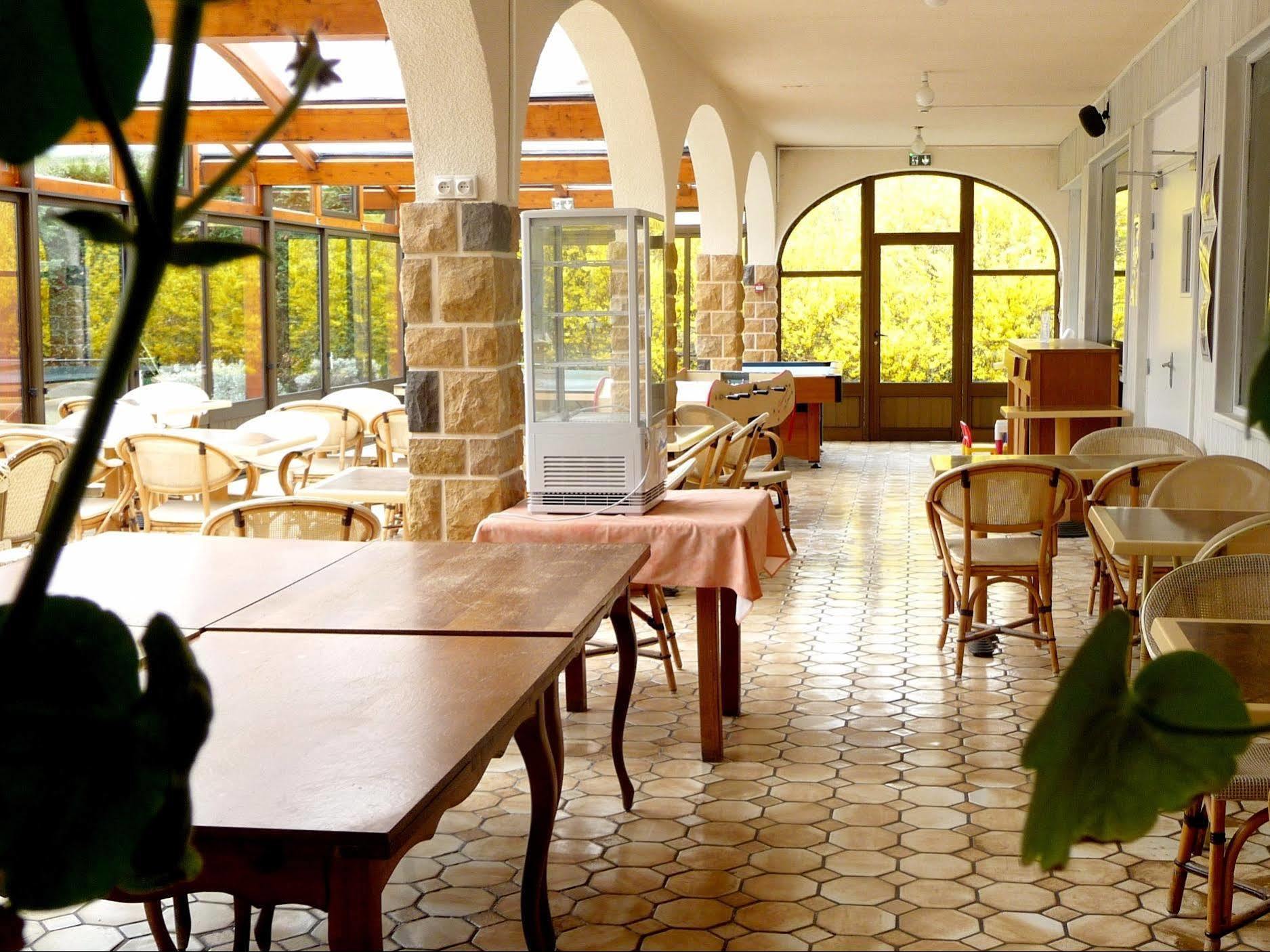 Logis La Rose Des Vents Volvic Exterior foto