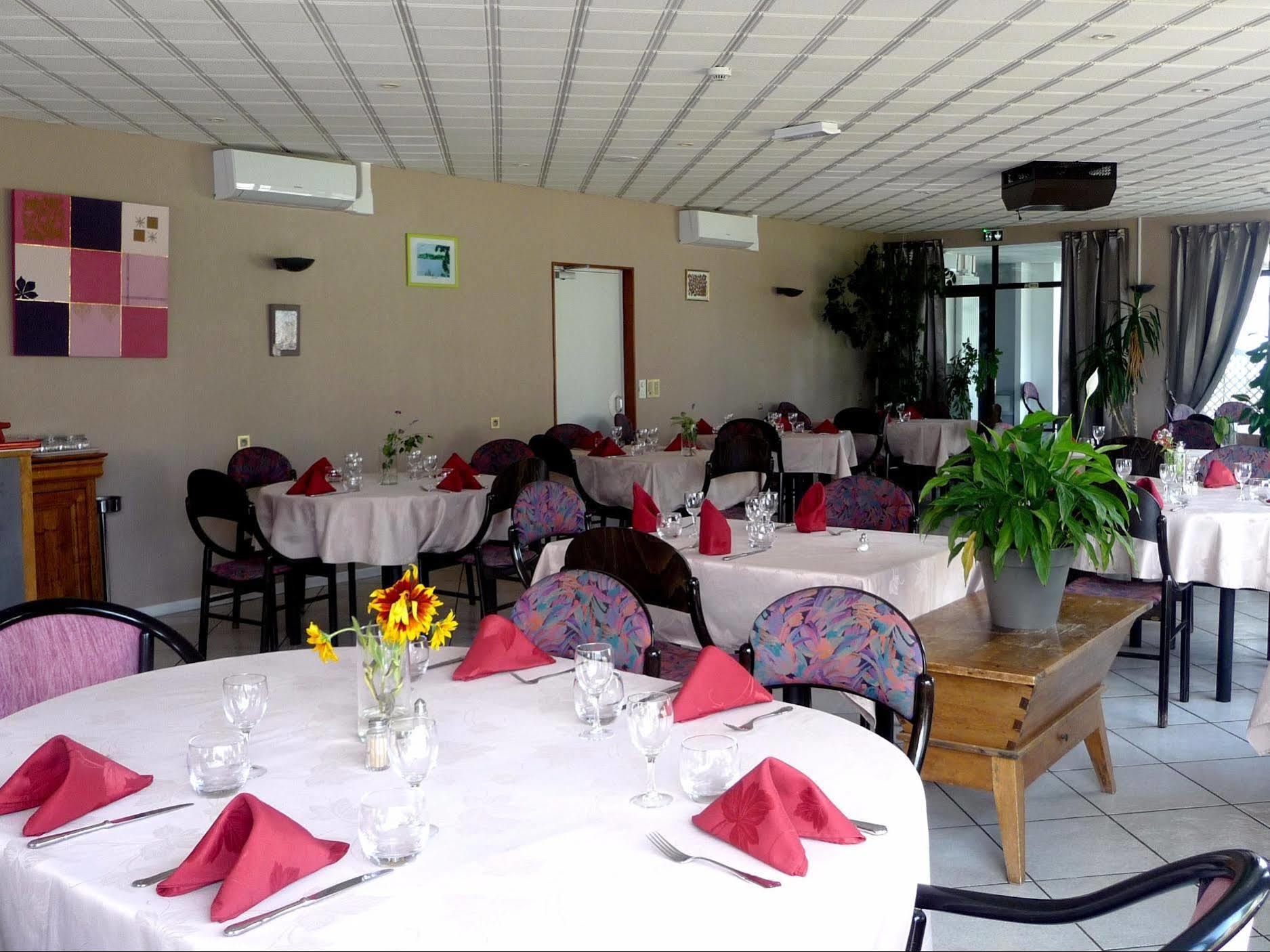 Logis La Rose Des Vents Volvic Exterior foto